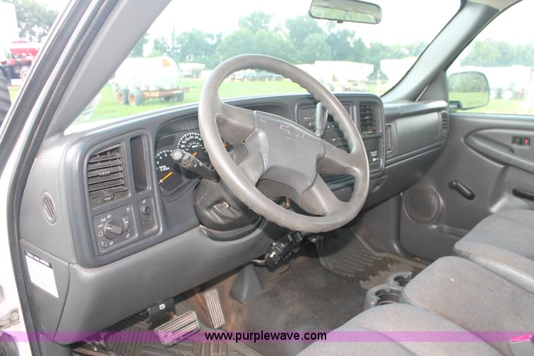 image for item I7854 2004 Chevrolet Silverado 2500HD pickup truck