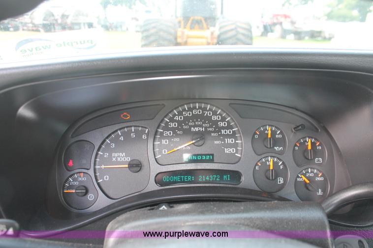 image for item I7854 2004 Chevrolet Silverado 2500HD pickup truck