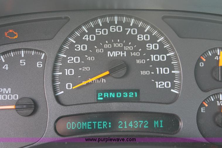 image for item I7854 2004 Chevrolet Silverado 2500HD pickup truck