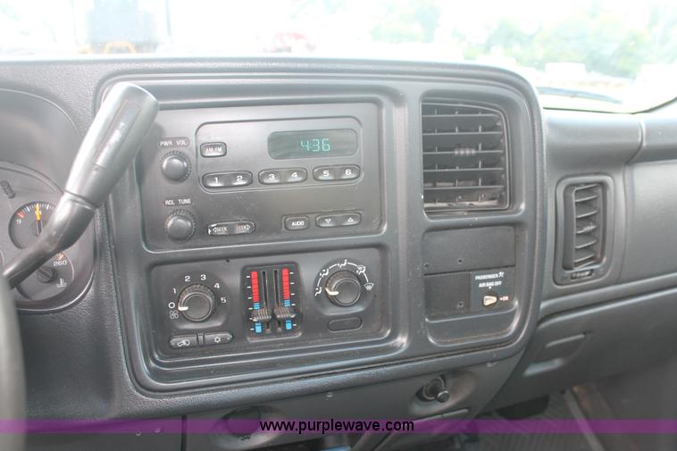 image for item I7854 2004 Chevrolet Silverado 2500HD pickup truck