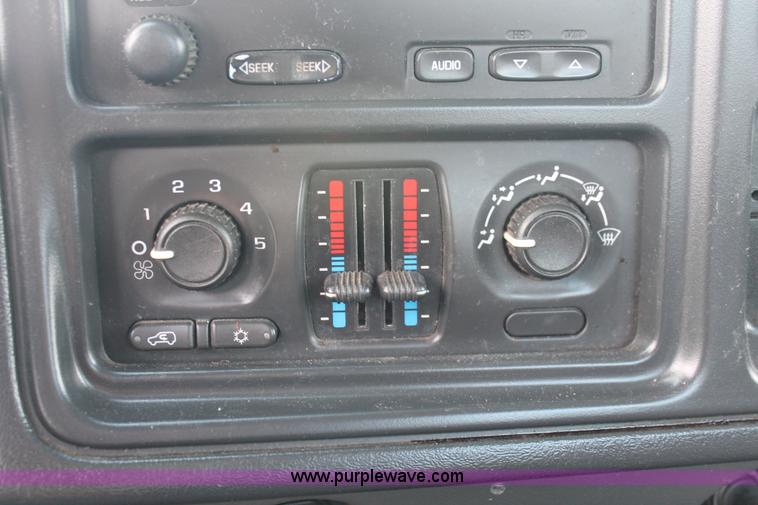 image for item I7854 2004 Chevrolet Silverado 2500HD pickup truck