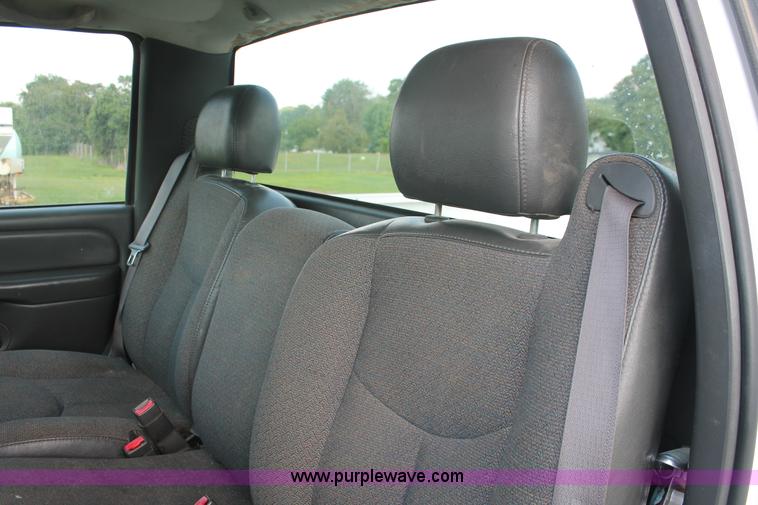 image for item I7854 2004 Chevrolet Silverado 2500HD pickup truck