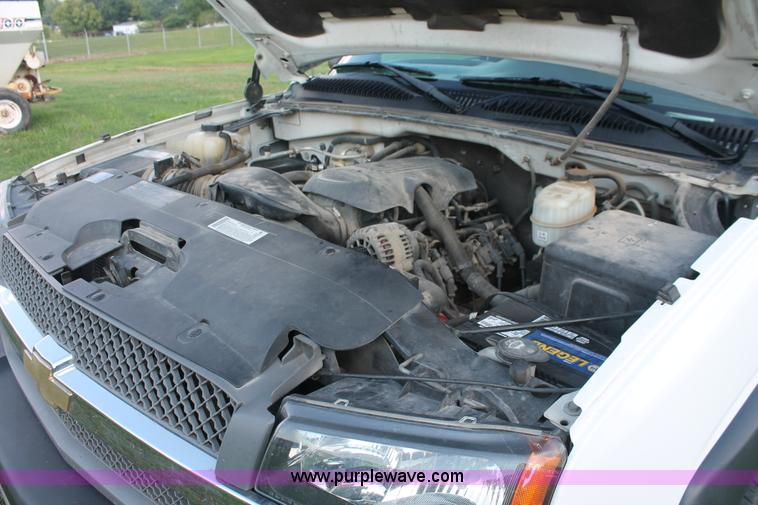 image for item I7854 2004 Chevrolet Silverado 2500HD pickup truck