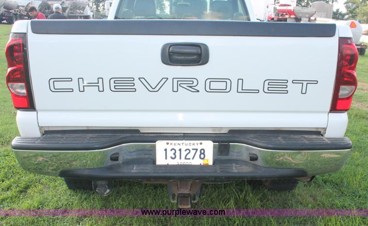 image for item I7854 2004 Chevrolet Silverado 2500HD pickup truck