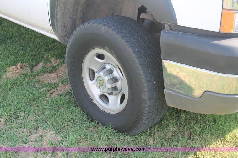 image for item I7854 2004 Chevrolet Silverado 2500HD pickup truck