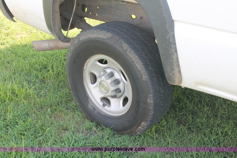 image for item I7854 2004 Chevrolet Silverado 2500HD pickup truck