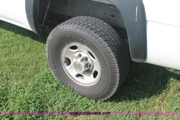 image for item I7854 2004 Chevrolet Silverado 2500HD pickup truck