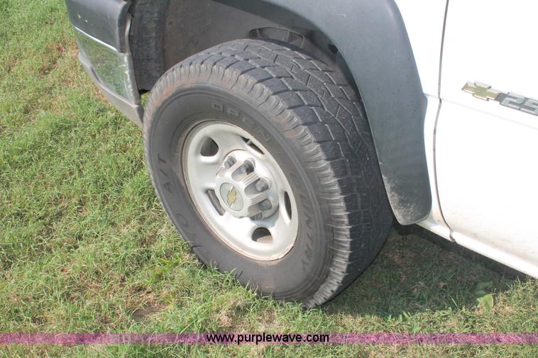 image for item I7854 2004 Chevrolet Silverado 2500HD pickup truck