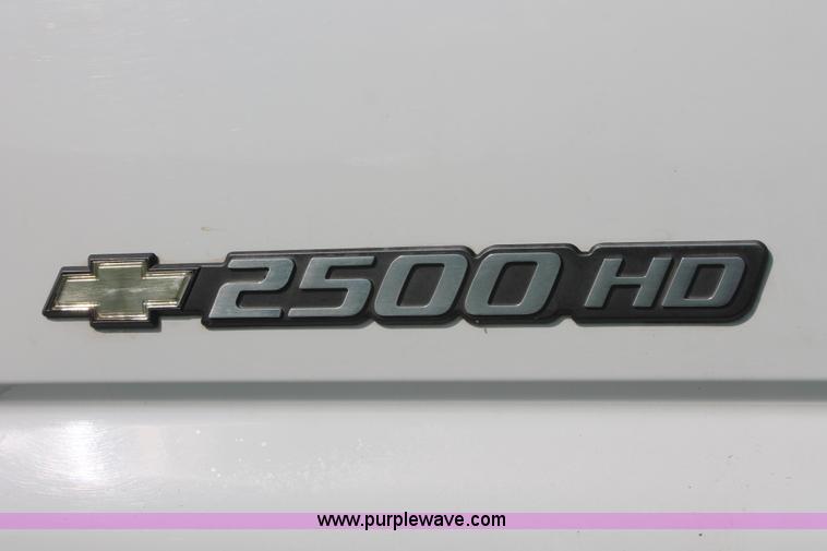 image for item I7854 2004 Chevrolet Silverado 2500HD pickup truck