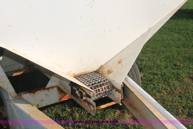 image for item I7858 Willmar Narrow Track 500 dry spreader