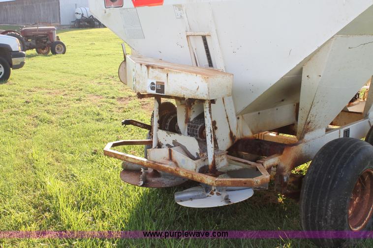 image for item I7858 Willmar Narrow Track 500 dry spreader