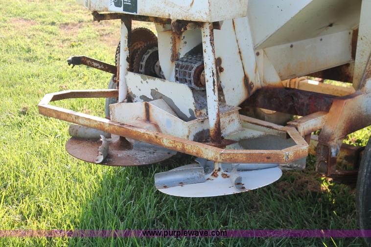 image for item I7858 Willmar Narrow Track 500 dry spreader
