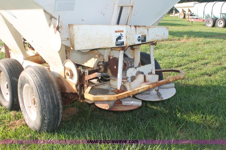 image for item I7858 Willmar Narrow Track 500 dry spreader