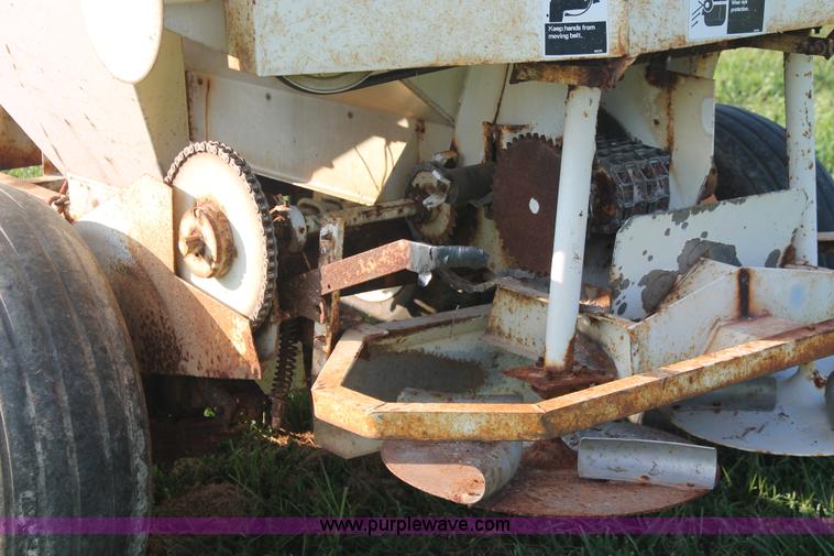image for item I7858 Willmar Narrow Track 500 dry spreader