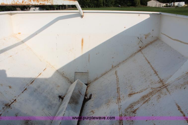 image for item I7858 Willmar Narrow Track 500 dry spreader