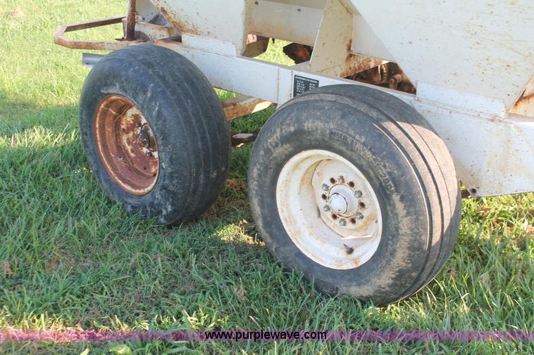 image for item I7858 Willmar Narrow Track 500 dry spreader