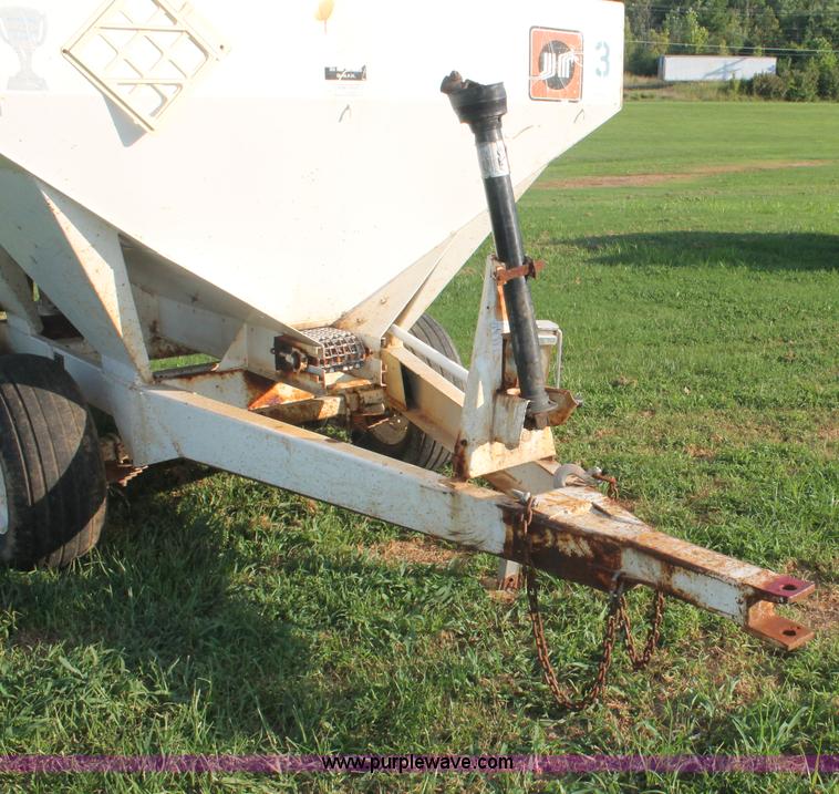 image for item I7858 Willmar Narrow Track 500 dry spreader