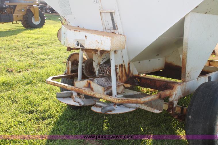 image for item I7859 Willmar 500 dry spreader