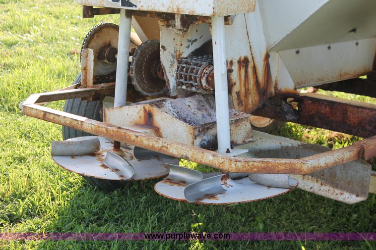 image for item I7859 Willmar 500 dry spreader