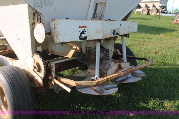 image for item I7859 Willmar 500 dry spreader