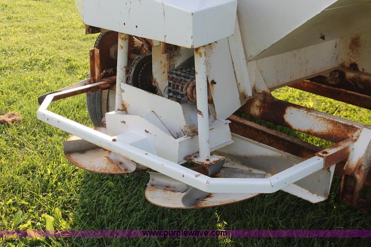 image for item I7860 Willmar 500 dry spreader