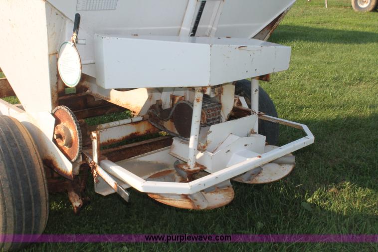image for item I7860 Willmar 500 dry spreader