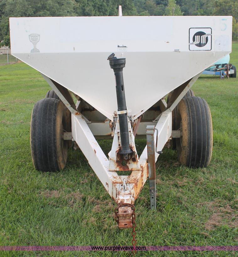 image for item I7867 Willmar 600 dry spreader
