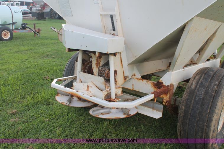 image for item I7867 Willmar 600 dry spreader