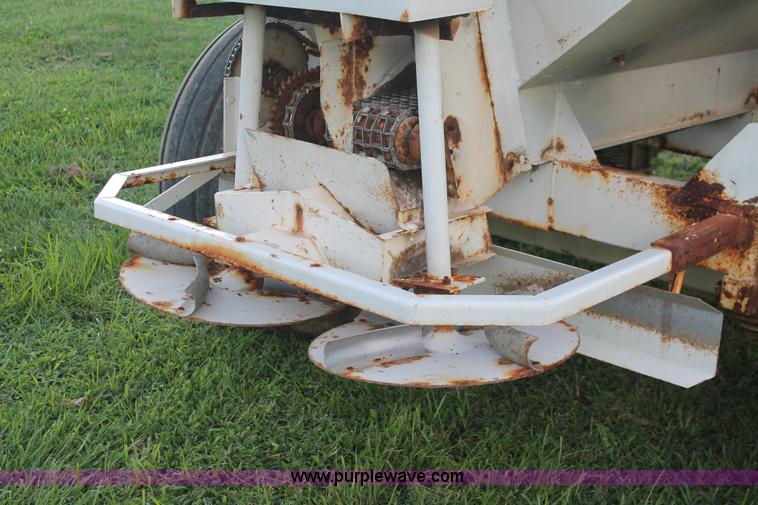 image for item I7867 Willmar 600 dry spreader