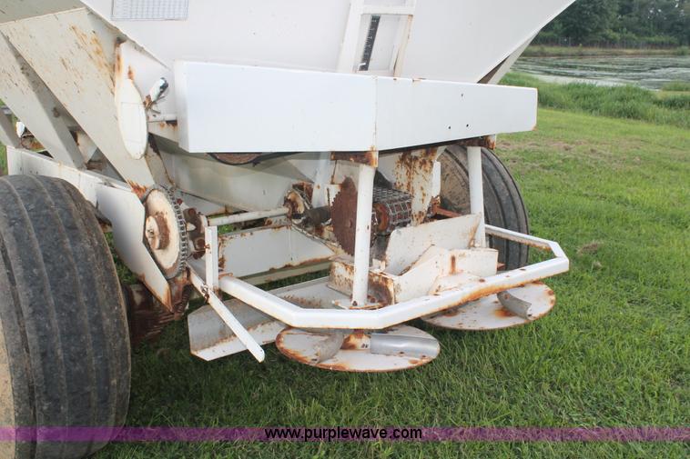 image for item I7867 Willmar 600 dry spreader