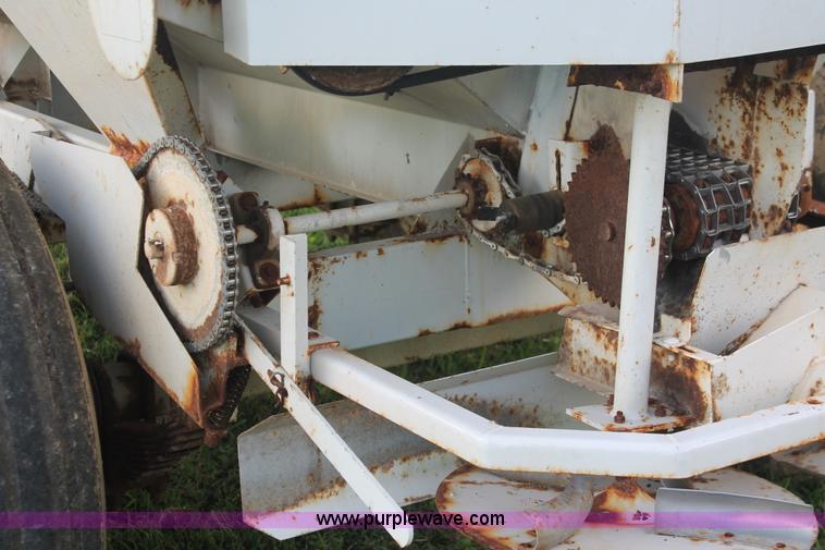 image for item I7867 Willmar 600 dry spreader
