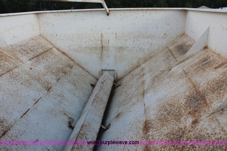 image for item I7867 Willmar 600 dry spreader