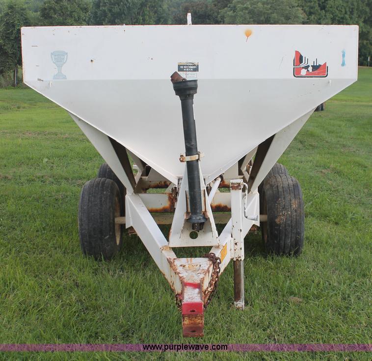 image for item I7868 Willmar Narrow Track 500 dry spreader