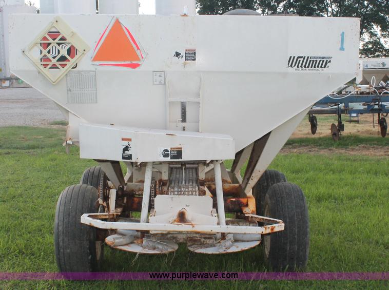 image for item I7868 Willmar Narrow Track 500 dry spreader