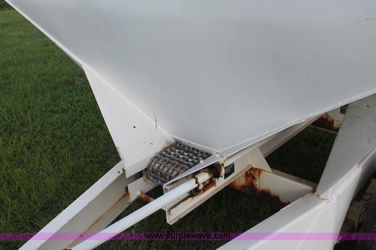 image for item I7868 Willmar Narrow Track 500 dry spreader