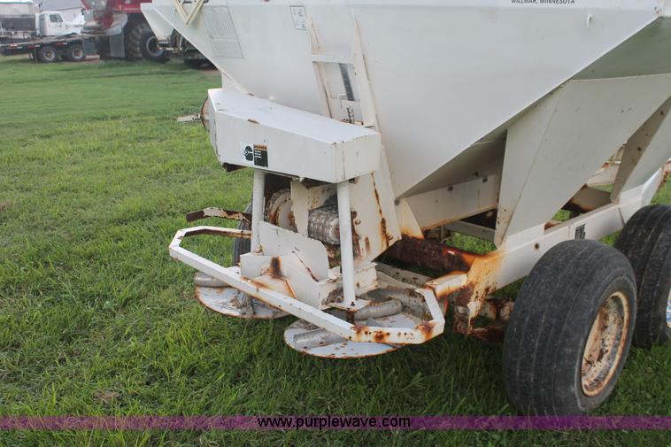 image for item I7868 Willmar Narrow Track 500 dry spreader