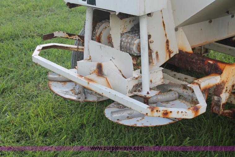 image for item I7868 Willmar Narrow Track 500 dry spreader