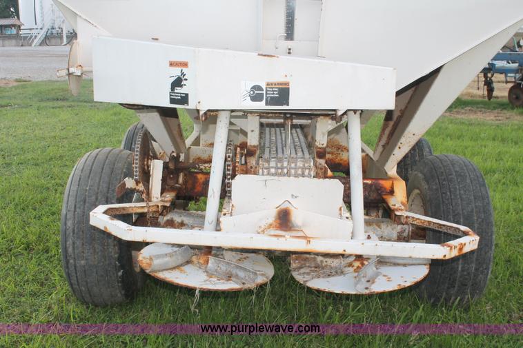 image for item I7868 Willmar Narrow Track 500 dry spreader