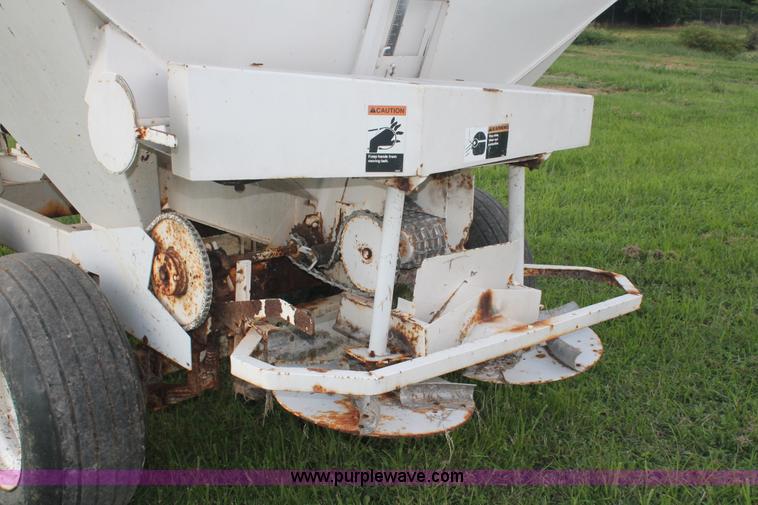 image for item I7868 Willmar Narrow Track 500 dry spreader