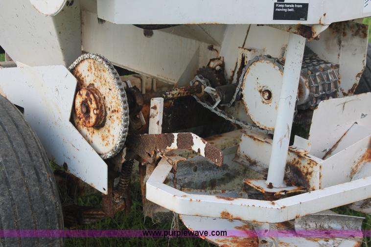 image for item I7868 Willmar Narrow Track 500 dry spreader