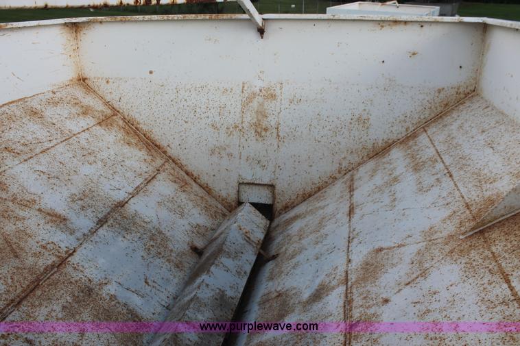 image for item I7868 Willmar Narrow Track 500 dry spreader