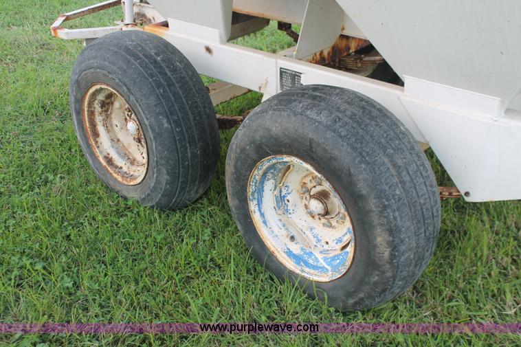 image for item I7868 Willmar Narrow Track 500 dry spreader