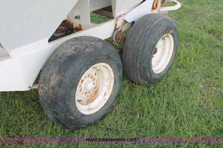 image for item I7868 Willmar Narrow Track 500 dry spreader