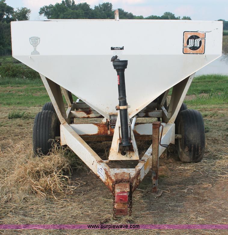 image for item I7870 Willmar 500 dry spreader