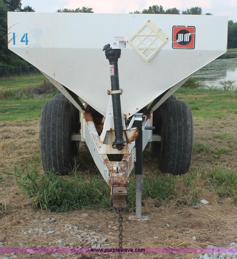 image for item I7871 Willmar Narrow Track 600 dry spreader