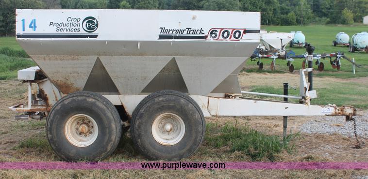 image for item I7871 Willmar Narrow Track 600 dry spreader