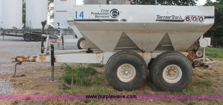 image for item I7871 Willmar Narrow Track 600 dry spreader