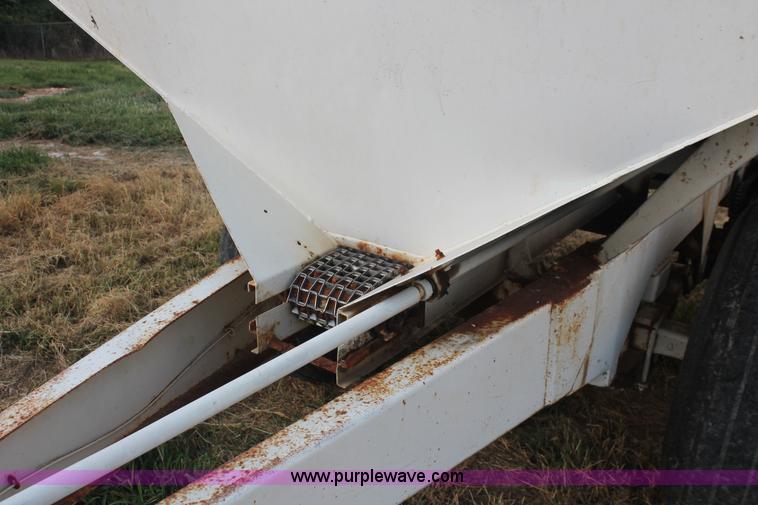 image for item I7871 Willmar Narrow Track 600 dry spreader