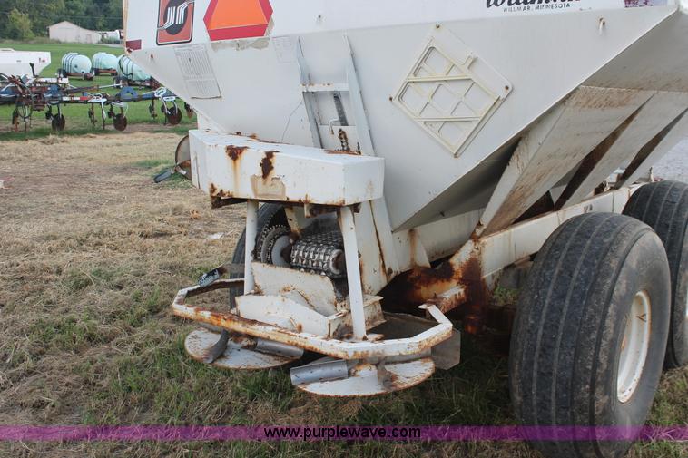 image for item I7871 Willmar Narrow Track 600 dry spreader