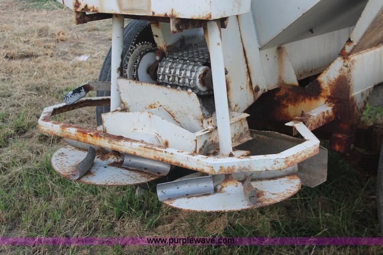 image for item I7871 Willmar Narrow Track 600 dry spreader